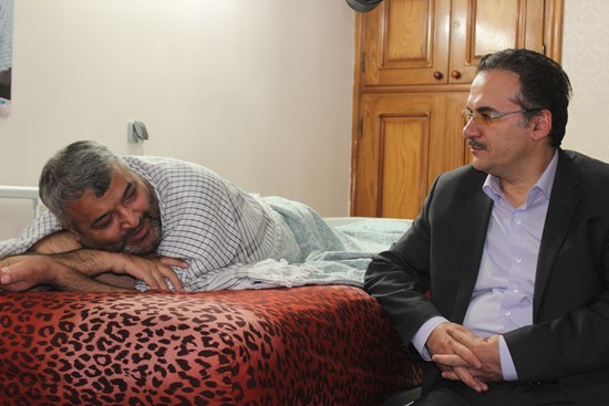 دیدار رئیس دانشگاه علوم پزشکی با جانباز قطع نخاع 