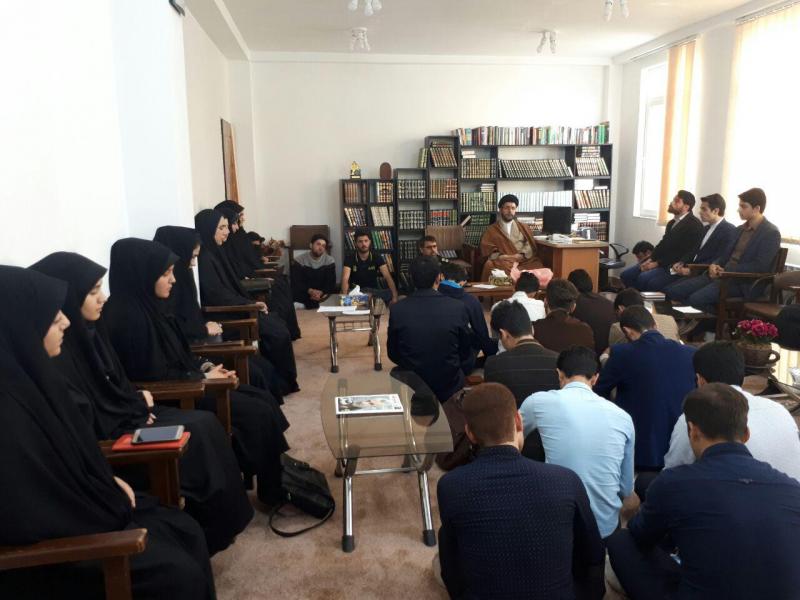 دیدار دانشجویان دانشگاه های پارس اباد با امام جمعه این شهرستان