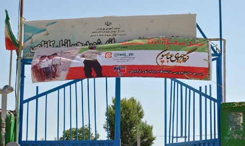 رنگ آمیزی مدرسه و حسینیه ای در حاشیه شهر اردبیل توسط گروه جهادی دانشگاه پیام نور اردبیل 