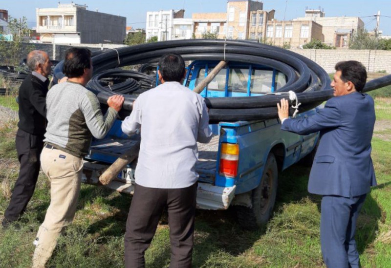مساعدت رئیس آبفای روستایی پارس آباد جهت لوله کشی به حاشیه شهر