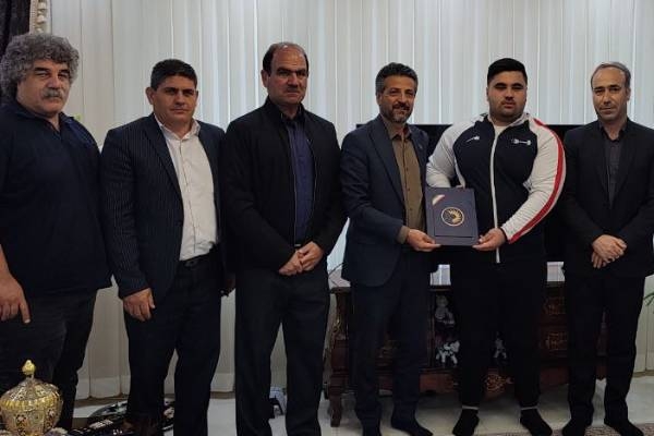 تجلیل  رئیس فدراسیون ورزش روستایی عشایری از قهرمان وزنه برداری اردبیل